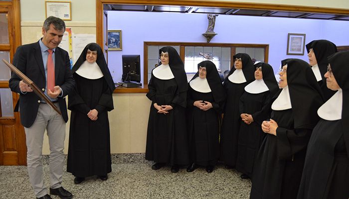Antonio Román reconoce la labor realizada por el asilo “Santa Teresa de Jornet” al cumplir éste 125 años