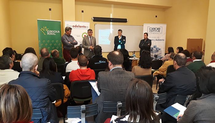 Cerca de cien empresarios de Iniesta y San Clemetne asisten a las jornadas sobre ayudas de la Junta