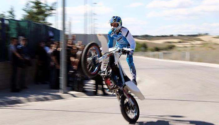 Cruz Roja Cuenca celebra el Día Mundial de la Salud con acrobacias con moto