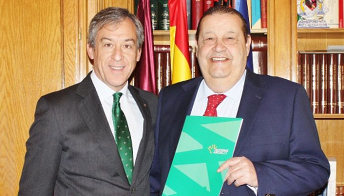 El presidente de las Cortes de Castilla-La Mancha recibe la Memoria Anual de Eurocaja Rural