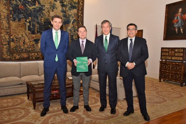 Eurocaja Rural entrega su Memoria Anual al presidente de la JCCM