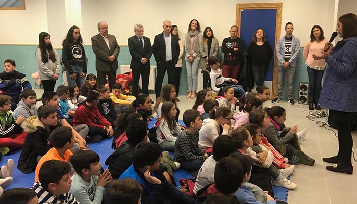 Felpeto comparte con el colegio de Mondéjar sus proyectos y les felicita por trabajar todo el año en el fomento de valores