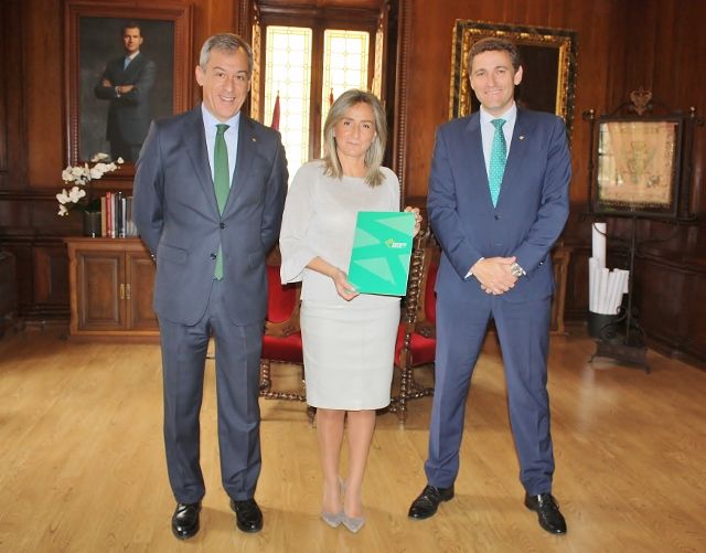La alcaldesa de Toledo recibe la Memoria Anual de Eurocaja Rural