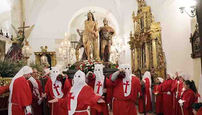 La Colegiata de Pastrana acoge la procesión de Jueves Santo a causa de la lluvia