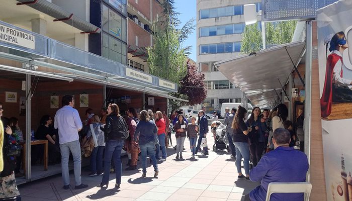 La Feria del Libro Cuenca Lee trae este domingo un encuentro con el escritor Ignacio Martínez de Pisón y numerosas actividades