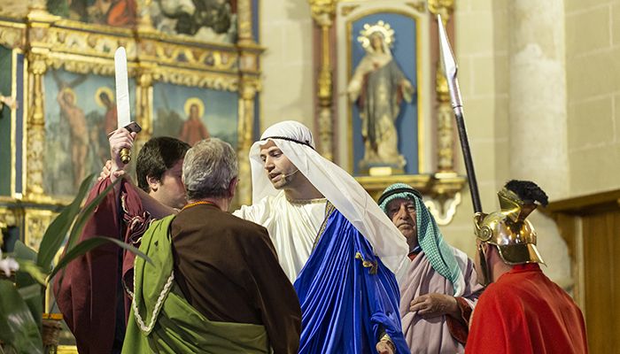 La lluvia evitó la salida de varias imágenes de sus capillas en Trillo pero no la celebración de la 24º edición de la Pasión Viviente