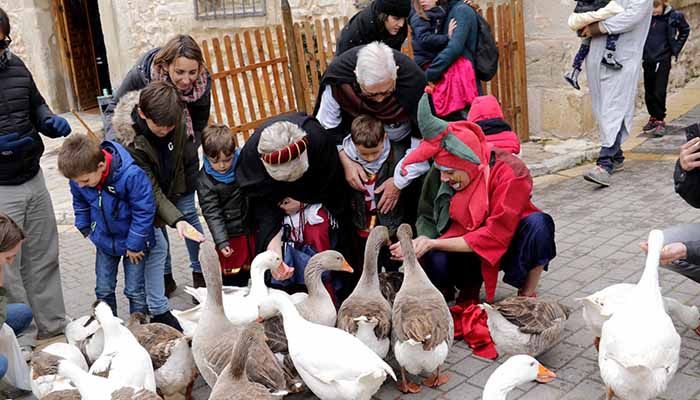 La lluvia no evita el éxito de la Feria Medieval de Pareja