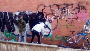 La Policía Local de Cuenca sorprende a dos personas realizando pintadas en una pared sin autorización