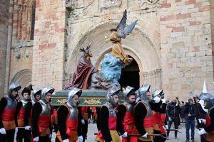 La procesión de Lunes Santo resuena en las travesañas de Sigüenza