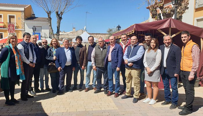 Latre muestra su apoyo al sector cinegético en la feria de la Caza y Medio Rural de Illana