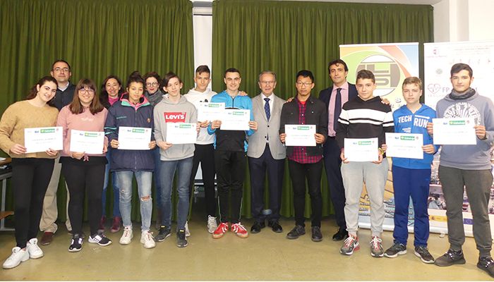 Los alumnos de “Un día en la empresa” reciben su reconocimiento por participar en esta actividad organizada por CEOE Cuenca, AJE y Ayuntamiento 1 Los alumnos de “Un día en la empresa” reciben su reconocimiento por participar en esta actividad organizada por CEOE Cuenca