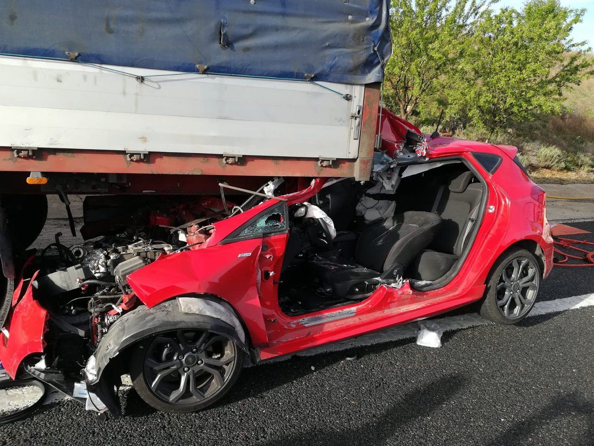 Los bomberos rescatan a una embarazada de seis meses tras sufrir un accidente de tráfico en Cuenca 1 Los bomberos rescatan a una embarazada de seis meses tras sufrir un accidente de tráfico en Cuenca