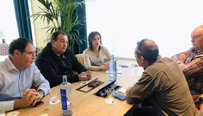 Luz Moya recoge la propuesta de recuperar la escuela municipal de pesca y los concursos en las Fiestas de San Julián