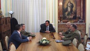 Mariscal recibe a Ildefonso Rico y Javier Luis Ricón con motivo del relevo en la comandancia militar de Cuenca