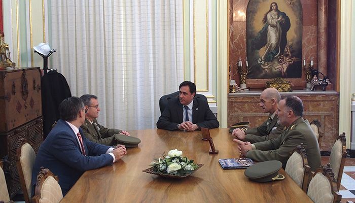 Mariscal recibe a Ildefonso Rico y Javier Luis Ricón con motivo del relevo en la comandancia militar de Cuenca