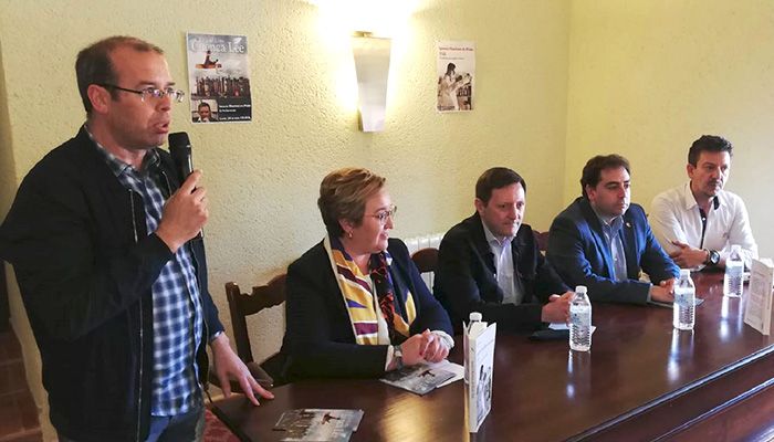 Martínez de Pisón analiza con lectoras de la zona de El Pedernoso al protagonista de su novela de no ficción ‘Filek’