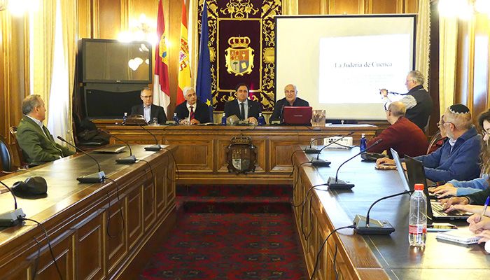 Miguel Romero muestra la Judería de Cuenca a través de una guía 1 Miguel Romero muestra la Judería de Cuenca a través de una guía