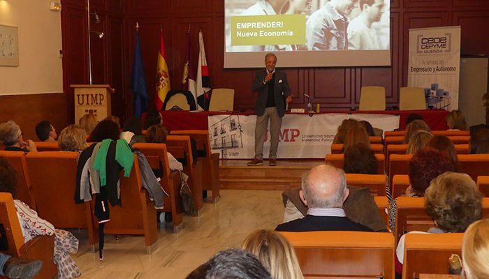 Más de medio centenar de personas asisten en Cuenca a la jornada de emprendimiento impartida por Miguel Aguado