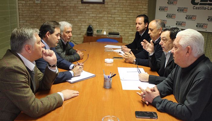 Núñez propone aumentar la capacidad de decisión de los médicos en la gestión sanitaria para que mejore la atención a los pacientes