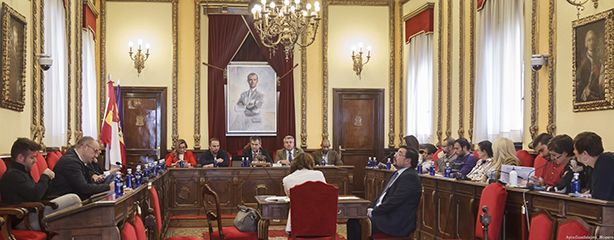 El pleno del Ayuntamiento de Guadalajara ha aprobado las tres modificaciones presupuestarias que posibilitarán que se puedan conceder subvenciones culturales y deportivas, a pesar de la no aprobación de los Presupuestos Municipales para 2019. También permitirán que se haga efectiva la subida salarial de los funcionarios del Ayuntamiento, conforme a la nueva Relación de Puestos de Trabajo. Las tres modificaciones de crédito han sido aprobadas con los votos favorables del Partido Popular, la abtención del PSOE, Ahora Guadalajara y Ciudadanos. El teniente de alcalde y concejal de Economía y Hacienda, Alfonso Esteban, ha explicado que con estas modificaciones de crédito se dará cobertura a determinados gastos que, como consecuencia de la prórroga del presupuesto de 2018, no cuentan con los créditos necesarios: diversas convocatorias de subvenciones de carácter social, educativo, socio-sanitario… que afectan a colectivos como mayores, jóvenes, mujeres… de la ciudad (2.261.872 €); cumplimiento del compromiso alcanzado con los funcionarios del Ayuntamiento derivado de la aprobación de la Relación de Puestos de Trabajo, consistente en la segunda subida del complemento específico (800.000 €); y cobertura a obligaciones de los capítulos II y VI del Presupuesto, derivados de diversos contratos que tiene el Ayuntamiento de Guadalajara para la prestación de los servicios corrientes y la realización de inversiones (1,5 millones). Con ello, la modificación de crédito asciende a un total de 4.567.237,17 €, de los cuales, 3.493.688,06 € se financian con el remanente de tesorería de la liquidación -también aprobada hoy-, y 1.073.549,11 € de la minoración de otras partidas. En cuanto a las modificaciones de los patronatos y dado que tampoco tenían prorrogadas las subvenciones, se han aprobado sendas modificaciones para que las asociaciones culturales y deportivas no se vean perjudicadas por la no aprobación de los presupuestos. En el caso del Patronato de Cultura, se financiarán las subvenciones y convenios en un 100% con el remantente de tesorería, destinándose a este fin 268.000 euros, como en 2018. Se incluyen, en este punto, los convenios del Maratón de Cuentos, Gentes de Guadalajara y Siglo Futuro, las convocatorias de subvenciones, las subvenciones a las AMPAS, y premios, becas y concursos. En Deportes, se emplearán los 98.000 euros obtenidos del remanente de tesorería y además se realizará una transferencia con cargo al remanente del Ayuntamiento de Guadalajara de 160.000 euros. Es decir, unos 250.000 euros, candidad que constituye el 50% de lo que se concedió el año pasado en subvenciones a los clubes deportivos. El Patronato va a sacar de manera inmediata las subvenciones para los primeros seis meses del año. Después, las subvenciones dependerán de la futura aprobación del Presupuesto. En la sesión extraordinaria celebrada hoy también se ha dado cuenta de la liquidación del presupuesto del Ayuntamiento de Guadalajara y de sus organismos autónomos, correspondiente a 2018. Esta liquidación fue aprobada por Decreto del Alcalde a finales del mes de marzo y, como en años anteriores, los datos son positivos. El teniente de alcalde, Alfonso Esteban, ha explicado que el Ayuntamiento de Guadalajara cerró en 2018 con un remanente de tesorería para gastos generales disponible de 11.775.861,50 €, muy similar al de 2017. El remanente de tesorería del Patronato Deportivo Municipal asciende a 98.019,60 € y el de Cultura, a 958.667,45 €. En el ámbito del presupuesto consolidado del Ayuntamiento de Guadalajara y de sus Organismos Autónomos se ha cerrado el ejercicio con un superávit presupuestario de 1.800.357,91 €. Al cierre del ejercicio, este Ayuntamiento también cumplía con el objetivo de la regla de gasto. En relación al Ayuntamiento de Guadalajara, se ha mejorado en los últimos años la eficiencia en la gestión recaudatoria y así lo demuestra la ratio de realización de los ingresos, que este año ha ascendido al 88,69% (de lo que se liquida), la mayor de los últimos 11 años. En cuanto a la ejecución de ingresos y gastos por operaciones corrientes, el grado de ejecución de los ingresos ha sido del 98,86% y el de los gastos del 92,02%. Los derechos pendientes de cobro de 2018 ascienden a 26.018.943,14 € y de éstos, a efectos de la liquidación, en base a los cálculos que realiza la intervención municipal, se consideran de dudoso cobro 18.623.801,01 €. El resultado presupuestario del ejercicio ha sido de 3.985.782,18 €. Las obligaciones pendientes de pago (lo que debía al final del ejercicio) eran 8.761.203,35 €; y los fondos líquidos de tesorería, 23.151.811.79 €.
