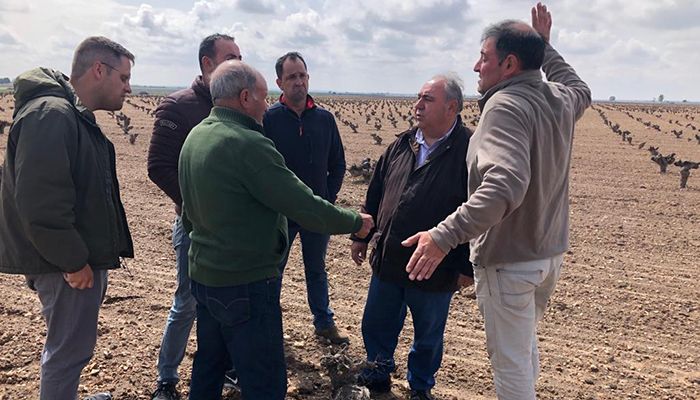 Tirado defiende que el Gobierno del PP aportará soluciones para que ganaderos y agricultores vivan con una renta digna