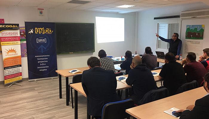 Una quincena de empresarios se forman sobre autoconsumo solar en la sede de UNICO