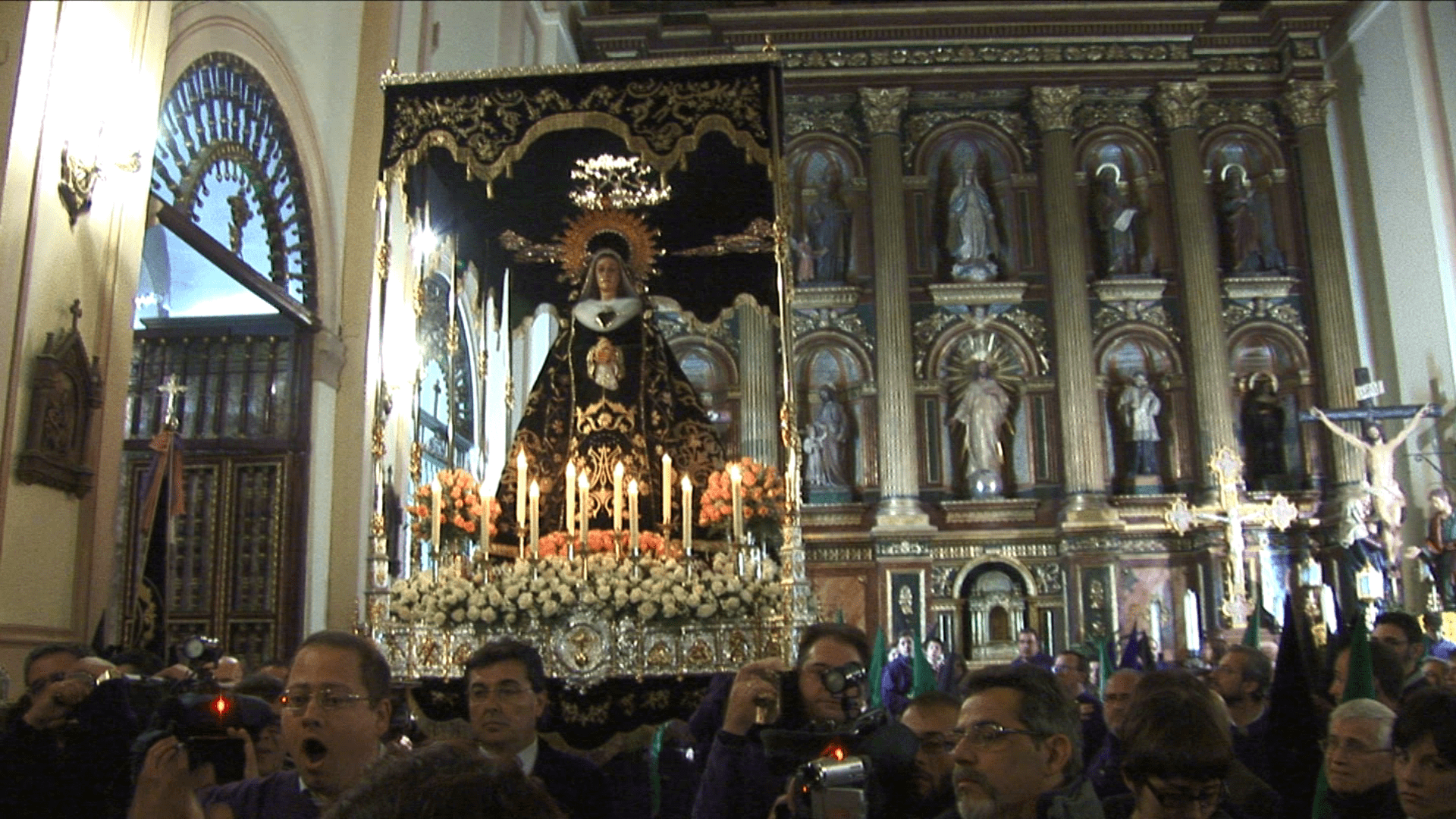 Cuenca. Viernes Santo camino de un calvario de agua