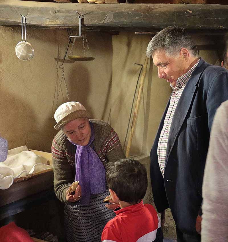 Almiruete celebra el Día de la Colación invitando a pan y bollos a vecinos y visitantes 1 Almiruete celebra el Día de la Colación invitando a pan y bollos a vecinos y visitantes