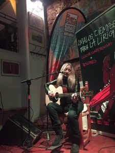 Aurora Beltrán sorprende con un miniconcierto acústico a los asistentes a las III Jornadas  ¿Malos Tiempos para la Lírica