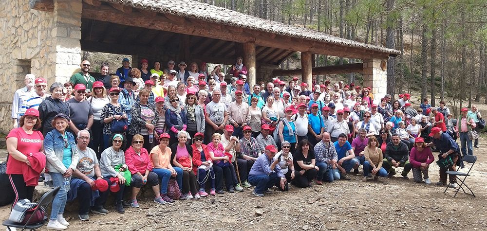 Cerca de 200 mayores participan en una ruta senderista en Poveda de la Sierra dentro de las actividades para potenciar el envejecimiento activo