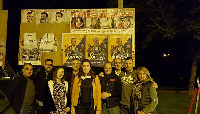 Ciudadanos inicia la campaña electoral con la tradicional “pegada de carteles” en Cuenca