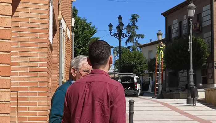 Comienza la instalación de un sistema de iluminación ornamental para la Iglesia de Cabanillas
