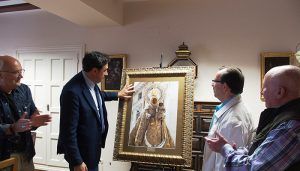 El Ayuntamiento de Cuenca recibe un cuadro de la Virgen de la Luz donado por su Hermandad