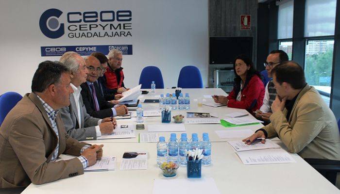 El candidato de VOX a la Alcaldía, Antonio de Miguel recoge las demandas de los empresarios de Guadalajara tras reunirse con el Comité de Dirección de CEOE-CEYPE Guadalajara