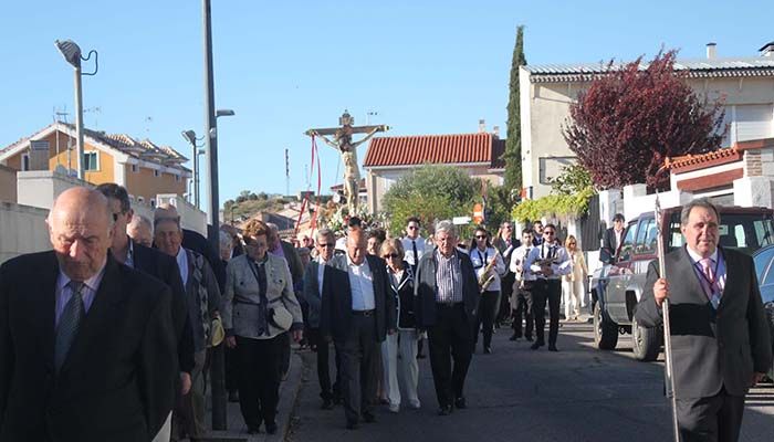 El Cristo de la Expiración procesiona en Cabanillas entre el calor de sus fieles