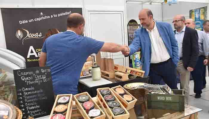 El sector artesano de la región se muestra en Farcama Primavera en Cuenca