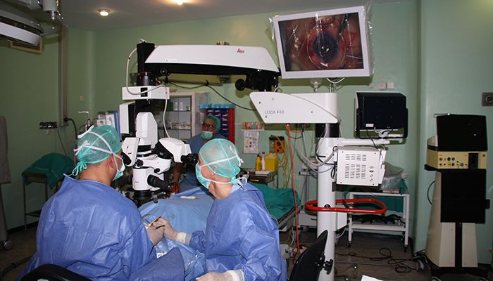 El servicio de Oftalmología del Hospital de Cuenca realiza por primera vez la implantación de anillos intracorneales para tratamiento del queratocono