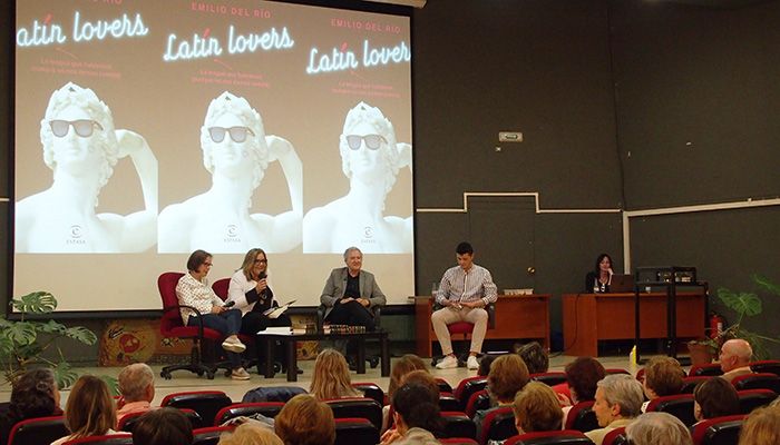 Emilio del Río demuestra en su encuentro con los lectores en la Feria del Libro ‘Cuenca Lee’ que estudiar latín puede ser muy divertido
