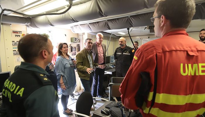 Francisco Tierraseca visita a la UME durante los ejercicios para la campaña contra incendios