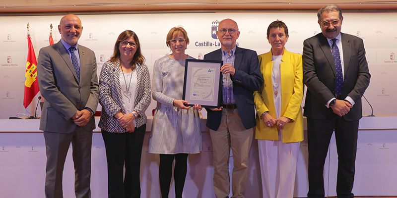 La Gerencia del Área Integrada de Cuenca recibe el reconocimiento por la implantación de certificados de calidad en ocho servicios hospitalarios