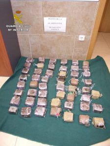 La Guardia Civil detiene a dos personas que llevaban, en Montalbo, más de 25 kilos de hachís