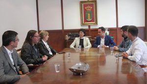 La ministra de Educación en funciones, Isabel Celaá, visita al Ayuntamiento de Cabanillas del Campo