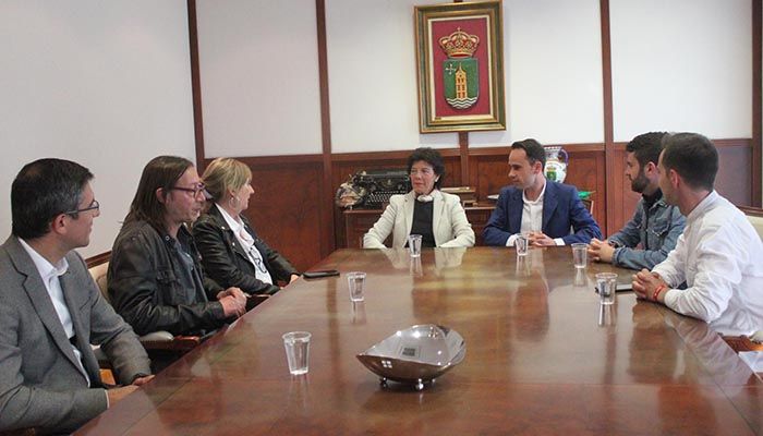 La ministra de Educación en funciones, Isabel Celaá, visita al Ayuntamiento de Cabanillas del Campo