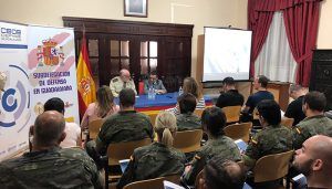 La patronal alcarreña informa a los militares de las opciones que tienen de futuro cuando pasan a la vida civil