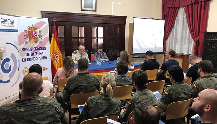 La patronal alcarreña informa a los militares de las opciones que tienen de futuro cuando pasan a la vida civil