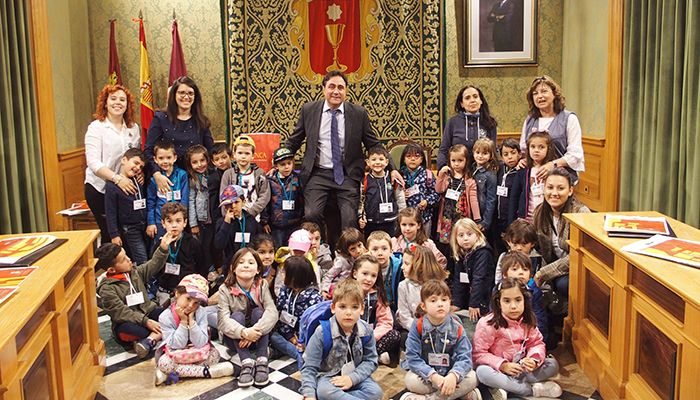 Mariscal recibe en el Salón de Plenos a alumnos de 3º de Infantil del Colegio Santa Teresa