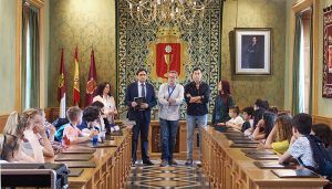 Mariscal recibe en el Salón de Plenos a alumnos de intercambio del proyecto Erasmus + Euroknitters
