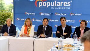 Núñez resalta que la bajada de impuestos para evitar el efecto frontera y el convenio sanitario con Madrid favorecerán la recuperación de la población