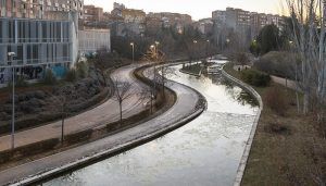 El Ayuntamiento de Guadalajara realiza trabajos de mantenimiento y conservación en la lámina de agua del barranco del Alamín