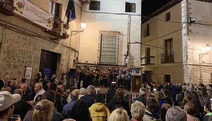 Pastrana recibe el mes de las flores con las jotas, dulzainas y armonía vecinal de las Cruces de Mayo